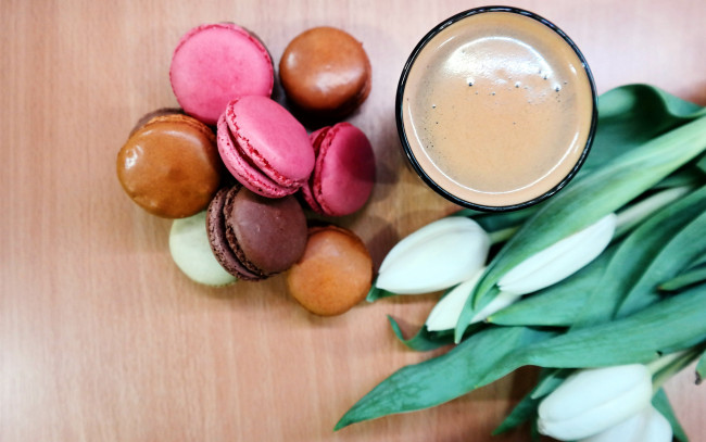 Обои картинки фото еда, макаруны, лакомство, кофе, тюльпаны