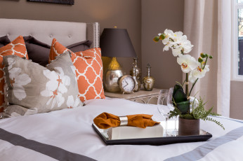 Картинка интерьер спальня поднос орхидея кровать часы подушки салфетка лампа