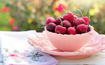 Картинка еда вишня +черешня чашка черешня пиала миска салфетка стол фон природа сад тарелка дача блюдце вкусно композиция ягоды завтрак боке