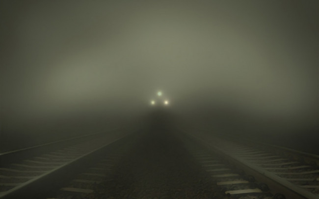 Обои картинки фото разное, транспортные средства и магистрали, поезд, огни, шпалы, рельсы, железная, дорога, туман, ночь