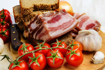 Картинка еда мясные+блюда сало помидоры чеснок хлеб томаты