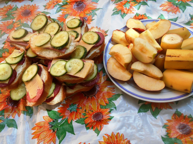 Обои картинки фото еда, бутерброды,  гамбургеры,  канапе, бананы, яблоки, сыр, хлеб, колбаса
