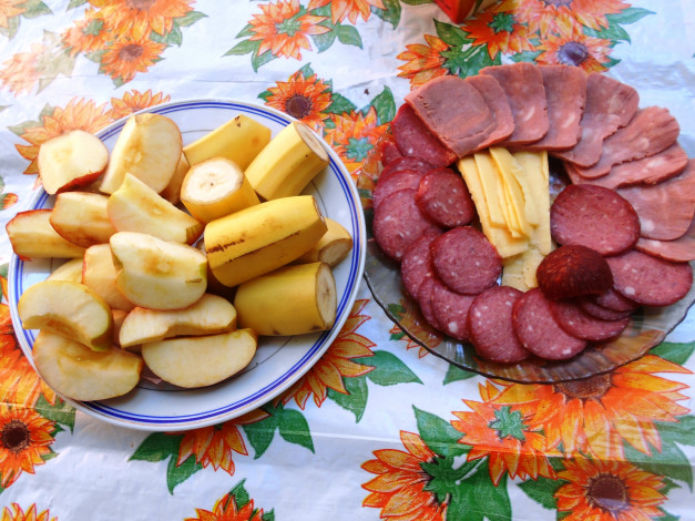 Обои картинки фото еда, колбасные изделия, бананы, яблоки, сыр, колбаса