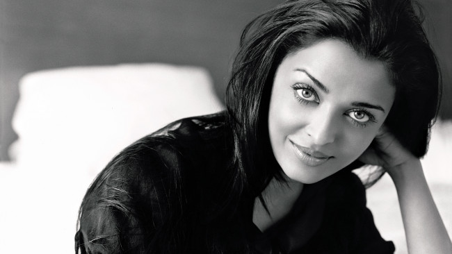 Обои картинки фото девушки, aishwarya rai, актриса, модель, черно-белая, улыбка, лицо