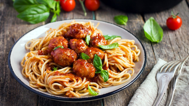 Обои картинки фото еда, макаронные блюда, базилик, тефтели, спагетти, макароны, паста