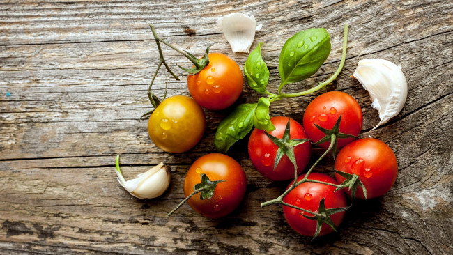 Обои картинки фото еда, помидоры, томаты, базилик, чеснок