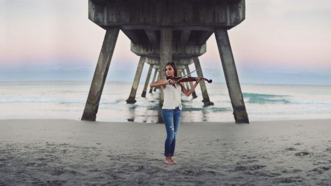 Обои картинки фото музыка, -другое, песок, водоем, скрипка, девушка