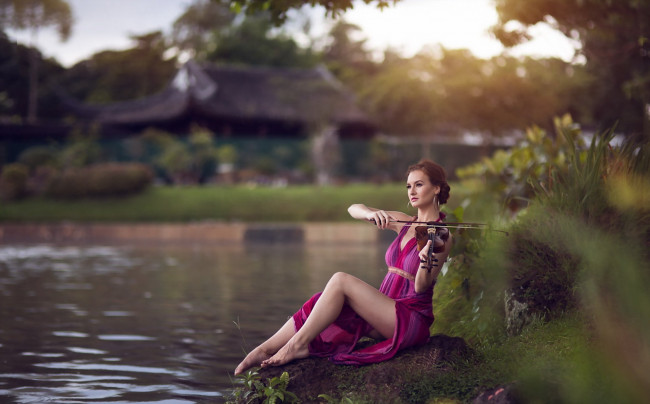 Обои картинки фото музыка, -другое, девушка, природа, водоем, взгляд, скрипка