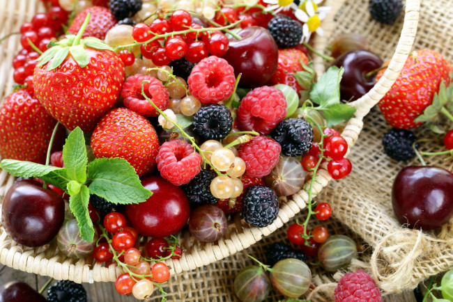 Обои картинки фото еда, фрукты,  ягоды, вишня, ежевика, крыжовник, клубника, ягоды, малина