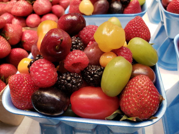 Обои картинки фото еда, фрукты,  ягоды, ежевика, малина, клубника, виноград