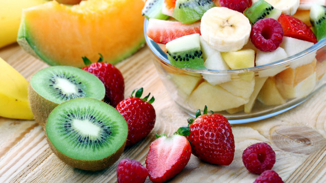 Обои картинки фото еда, фрукты,  ягоды, банан, малина, клубника, киви