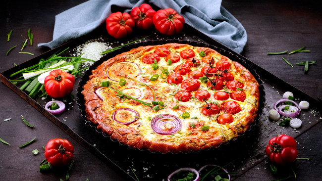Обои картинки фото еда, пицца, лук, черри, помидоры