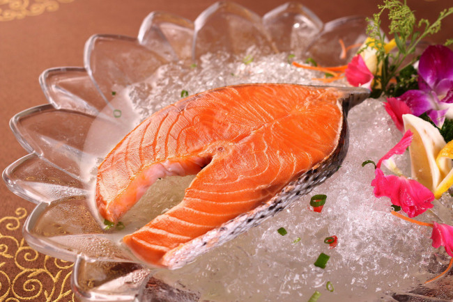 Обои картинки фото еда, рыба,  морепродукты,  суши,  роллы, форель, лед
