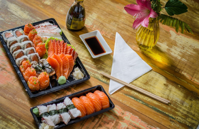 Обои картинки фото еда, рыба,  морепродукты,  суши,  роллы, японская, кухня, суши, роллы, имбирь, васаби