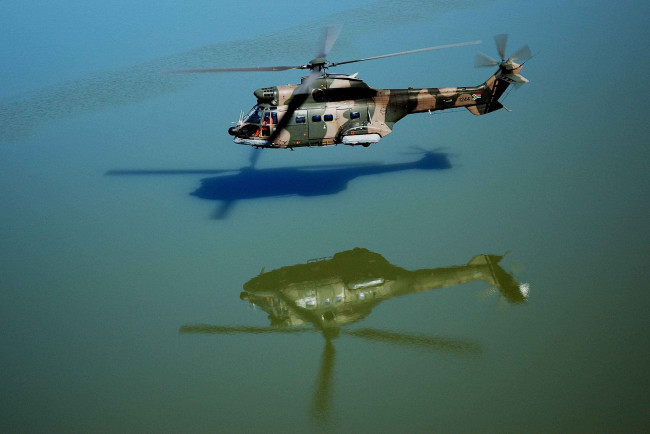 Обои картинки фото авиация, вертолёты, вода, отражение