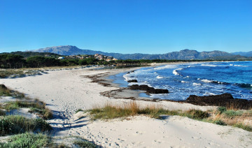 Картинка природа побережье море горы залив пляж волны трава