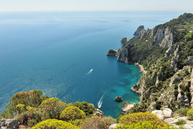 Обои картинки фото dall`alto, capri, природа, побережье, море, скалы, залив, горизонт, яхты, панорама