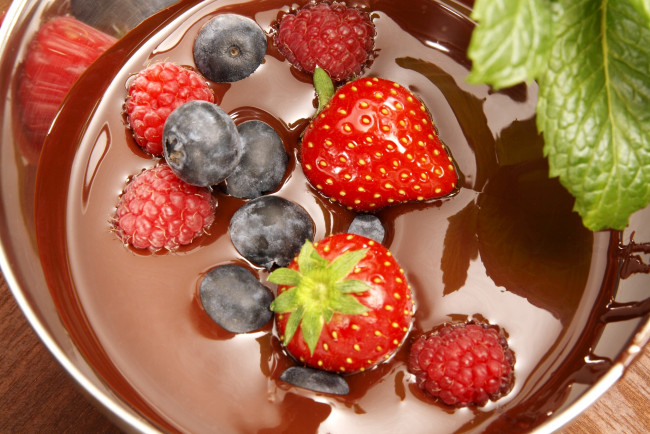 Обои картинки фото еда, фрукты, ягоды, шоколад, малина, клубника, голубика