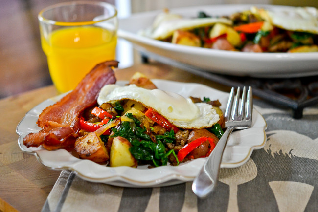 Обои картинки фото еда, Яичные, блюда, завтрак, бекон, яйцо, вилка, тарелка, сок
