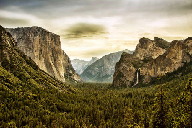 Обои картинки фото калифорния, йосемити, виллидж, природа, горы, скалы, ущелье, лес, тучи
