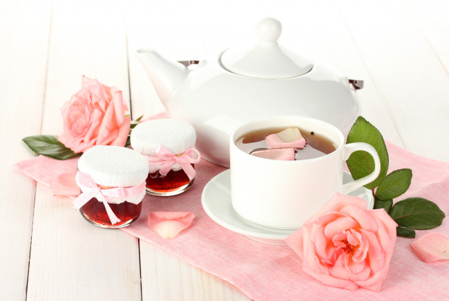Обои картинки фото еда, напитки, Чай, баночки, чай, чашка, блюдце, чайник, белый, розовые, цветы, розы, варенье, джем, лепестки, листья