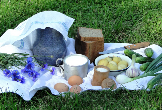 Обои картинки фото еда, натюрморт, васильки, кувшин, хлеб, яйца, молоко, картошка, огурцы, соль, лук, чеснок