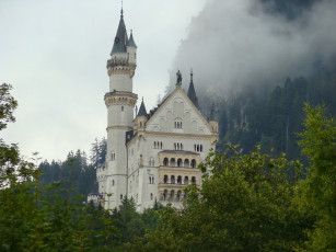 обоя neuschwanstein castle,  bavaria,  germany, города, замок нойшванштайн , германия, bavaria, neuschwanstein, castle, бавария, замок, нойшванштайн, germany, деревья