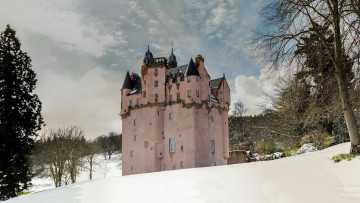 обоя craigievar castle,  scotland, города, - дворцы,  замки,  крепости, craigievar, castle, деревья, шотландия, снег, лес, замок, крэгивар, scotland, зима
