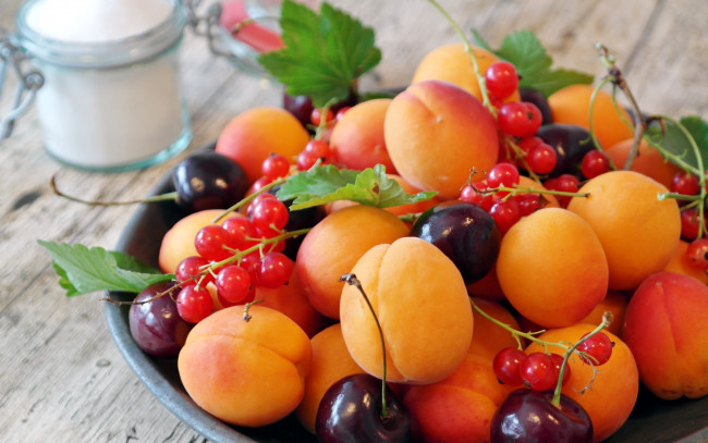 Обои картинки фото еда, фрукты,  ягоды, абрикосы, красная, смородина, вишни