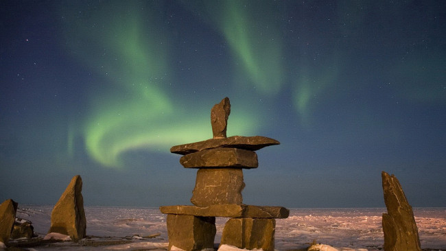 Обои картинки фото природа, северное сияние, сияние, камни, небо, снег, дольмен