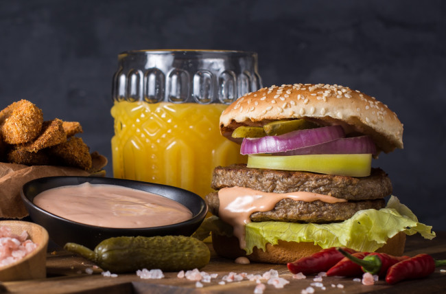 Обои картинки фото еда, бутерброды,  гамбургеры,  канапе, лук, соус, бутерброд, мясо, сок