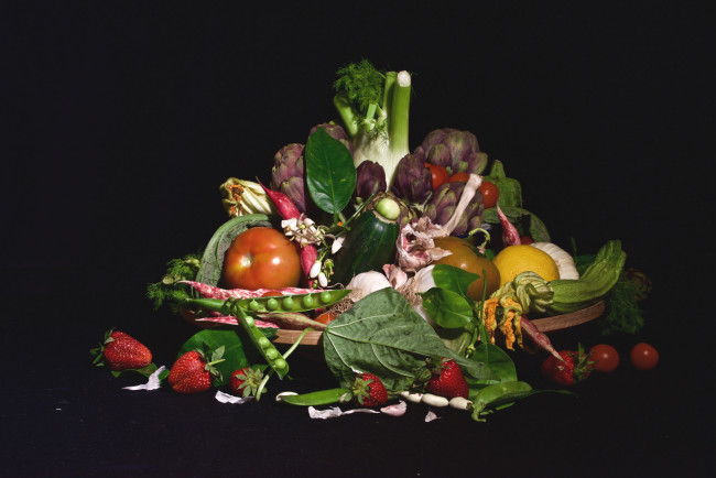 Обои картинки фото еда, фрукты и овощи вместе, клубника, фенхель, чеснок, артишок, цукини, овощи, горох, помидоры