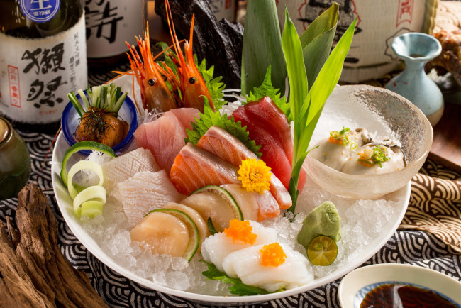 Обои картинки фото еда, рыба,  морепродукты,  суши,  роллы, морепродукты, моллюски, лед, ассорти, икра