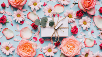 Картинка праздничные подарки+и+коробочки лепестки розы подарок