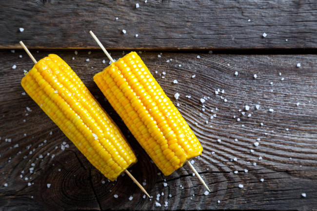 Обои картинки фото еда, кукуруза, соль, початки