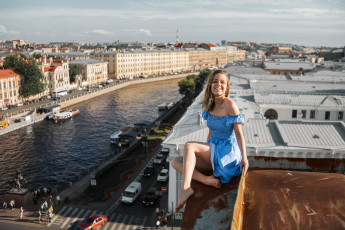 Картинка девушки -+брюнетки +шатенки модель городской вид крыши улыбаясь женщины на открытом воздухе босиком санкт петербург россия