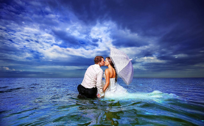 Обои картинки фото разное, мужчина женщина, жених, невеста, море, зонтик, поцелуй