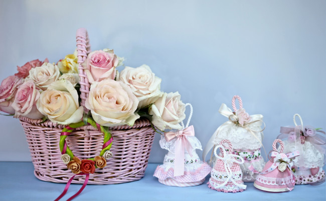 Обои картинки фото цветы, розы, колокольчики, розовый, корзинка
