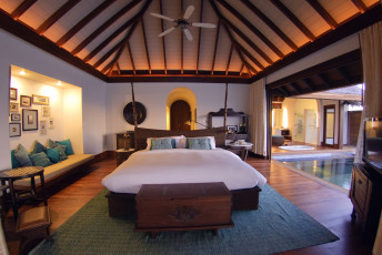 Картинка интерьер спальня люстра кровать диван картины столик тумба телевизор ванна душевая бассейн