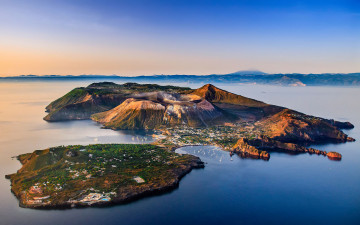 Картинка природа моря океаны липарские острова сицилия вода небо италия море корабли вулканы тирренское
