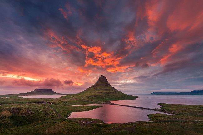 Обои картинки фото природа, горы, исландия, гора, kirkjufell, небо, облака, лето, полярный, день