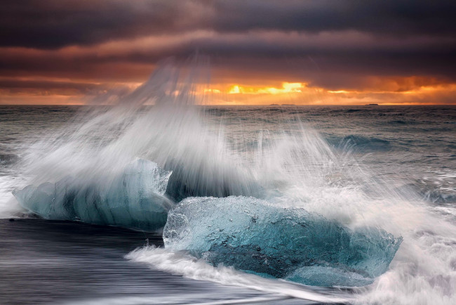 Обои картинки фото природа, стихия, исландия, октябрь, осень, облака, небо, брызги, волны, выдержка, лёд, пляж, утро