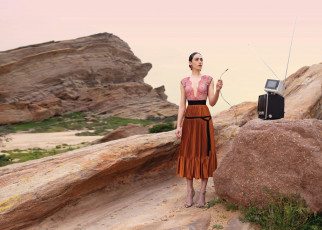 Картинка девушки emmy+rossum каблуки юбка скалы провод антенна телевизоры