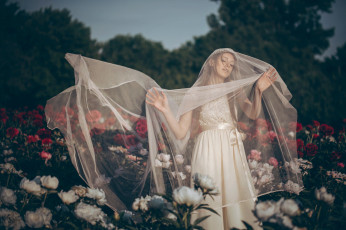 Картинка девушки -unsort+ брюнетки +шатенки цветы фата настроение свадебное платье невеста пионы