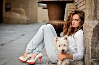 Картинка девушки -unsort+ брюнетки +шатенки настроение взгляд собака вест-хайленд-уайт-терьер tamara martin velilla каблуки туфли джинсы