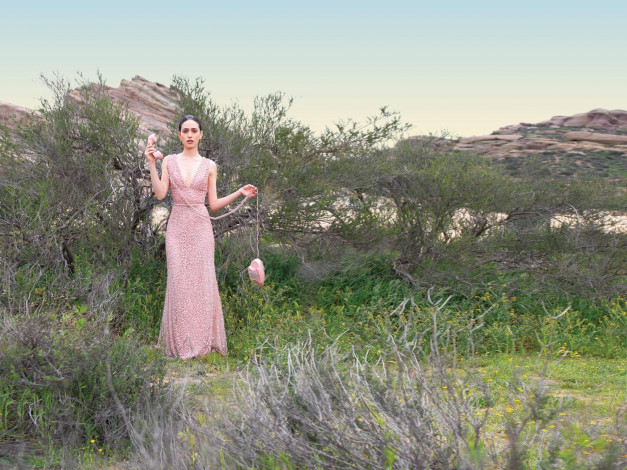 Обои картинки фото девушки, emmy rossum, розовый, телефон, скалы, кусты, платье, провод