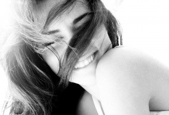 Картинка девушки adriana+lima адриана лима модель волосы лицо улыбка черно-белая