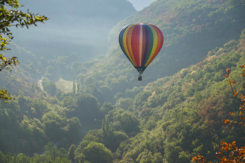 Картинка авиация воздушные+шары франция france аэростат rocamadour монгольфьер воздушный шар горы полёт панорама долина рокамадур