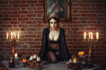Картинка девушки ellina+myuller корона белье свечи стол картина эллина мюллер кирпичи модель