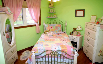 Картинка интерьер детская комната занавески кровать игрушки шкаф зеркало